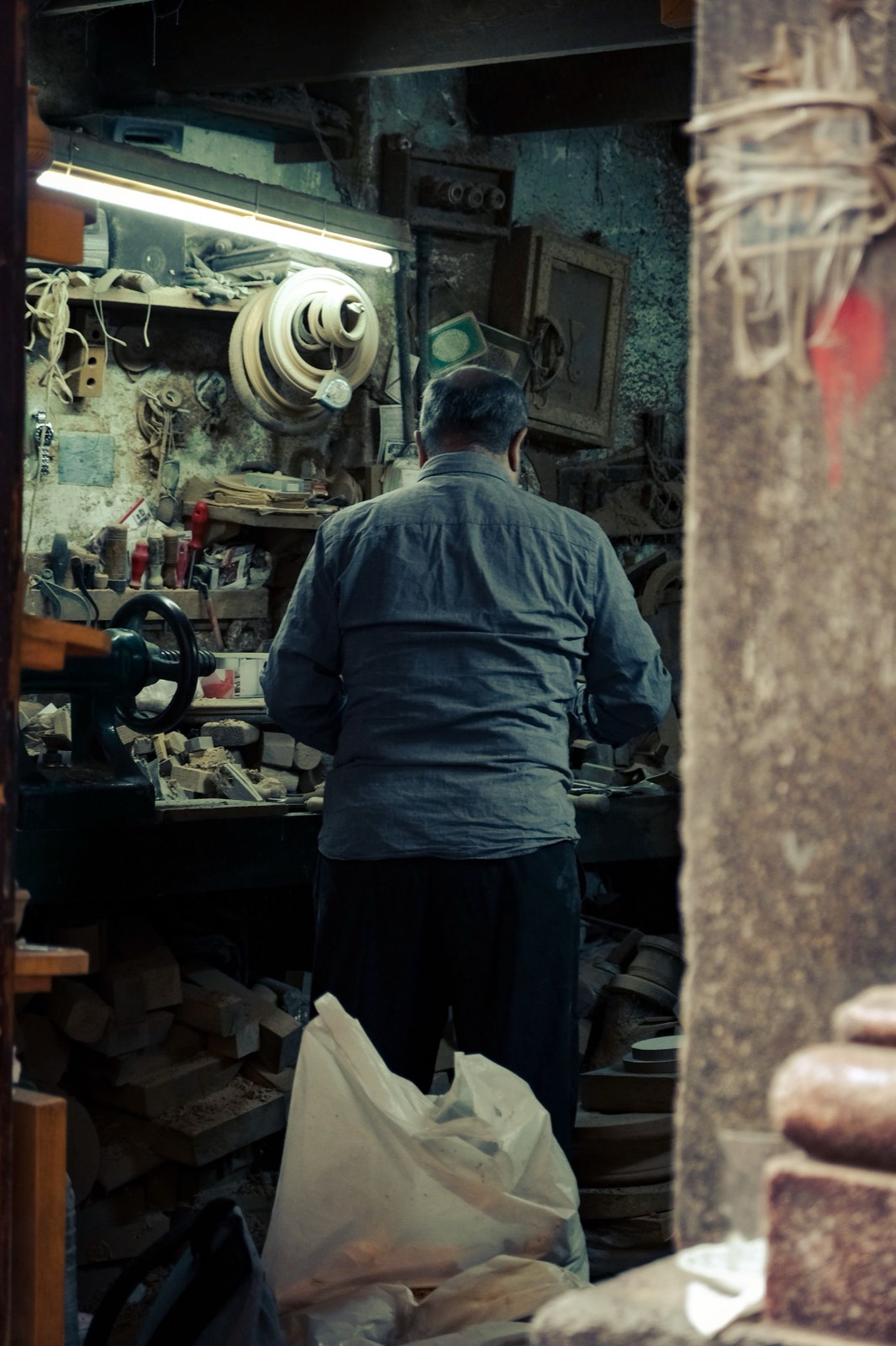 Artisan au travail sur un chantier
