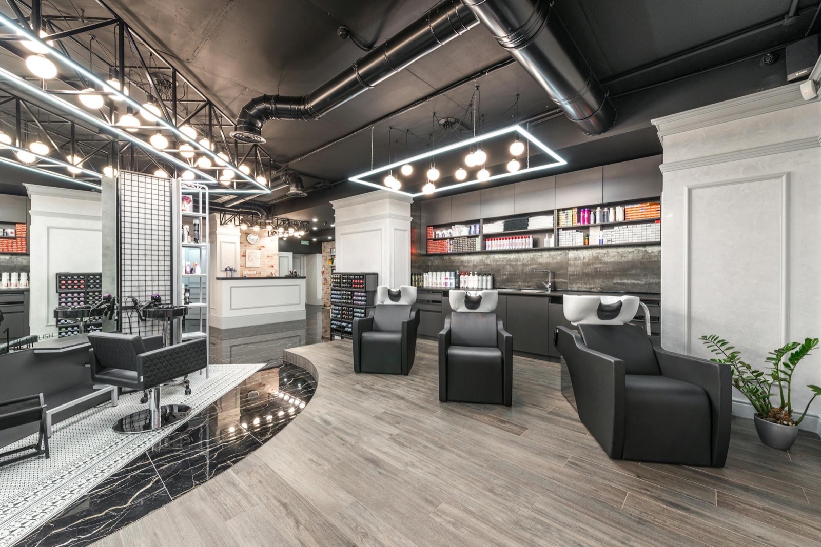 Salon de coiffure lumineux et soigné